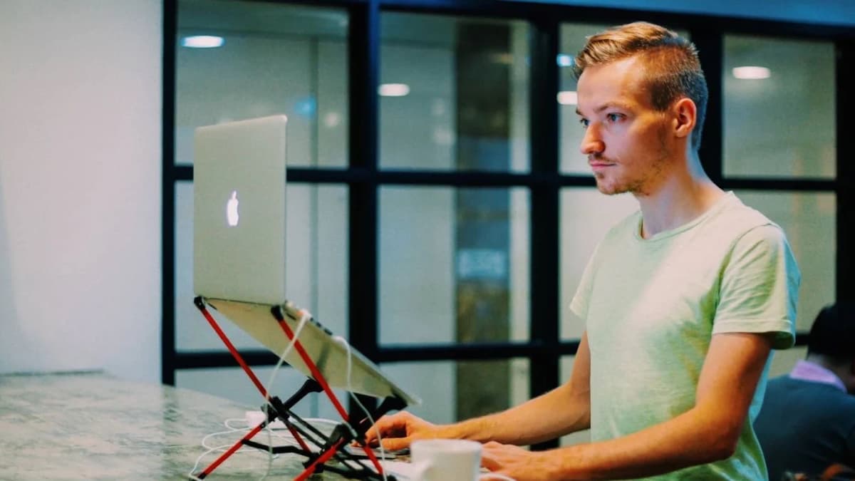 How Pieter Levels Built a $250K/Month Solo Business While Traveling