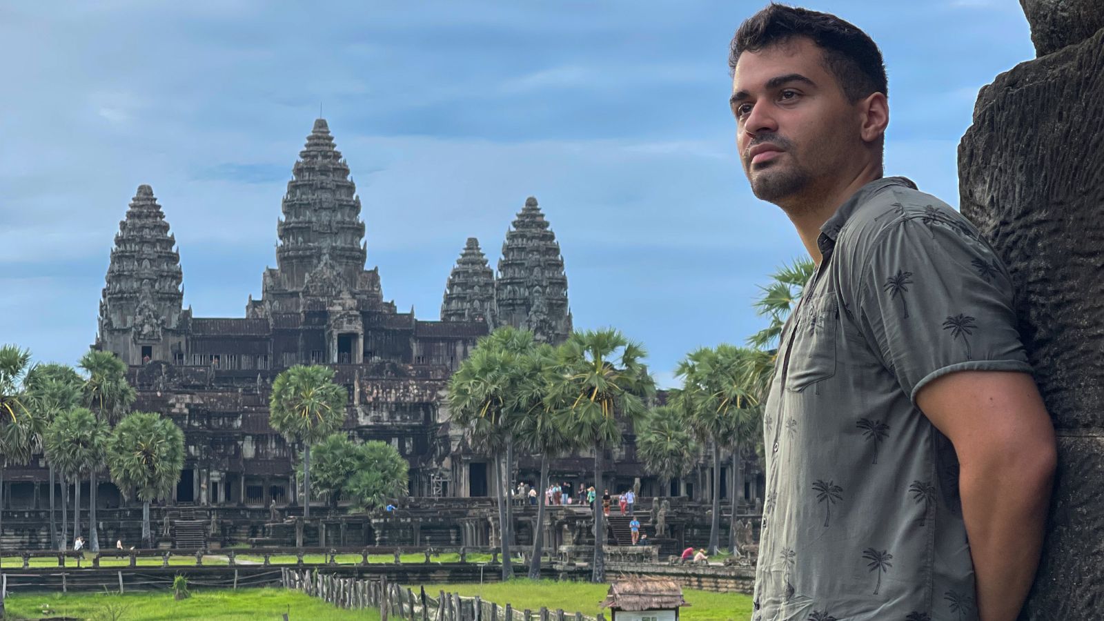 Digital nomad Zennen in front of Angkor Wat