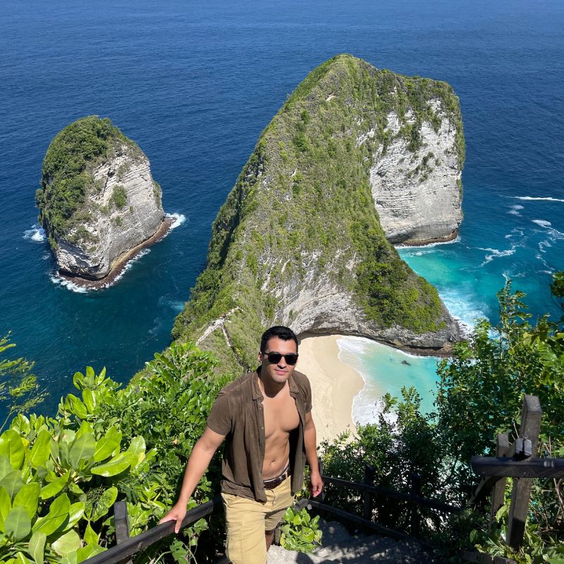 Digital nomad Zennen at Kelingking beach, Nusa Penida, Indonesia.